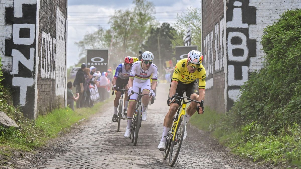 Pogačarovi triumf na Paříž-Roubaix opět unikl, ve finiši prohrál s Van Aertem